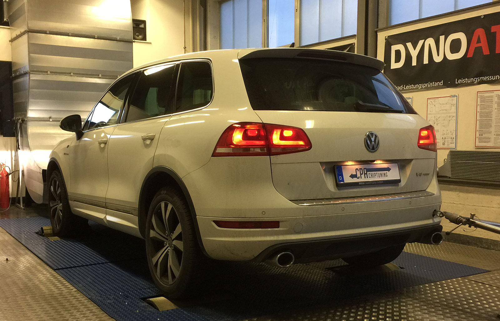 All-wheel monster with powerful steam: WV Touareg