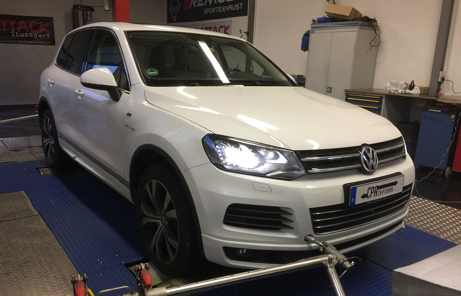 All-wheel monster with powerful steam: WV Touareg